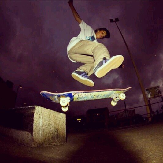 Skateboarding and chill with homies.                                         instagram-pablogarcia_99