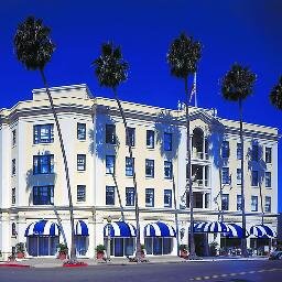 Situated in the seaside village of La Jolla, this 4-Diamond gem is steps away from miles of beaches and world-class shopping, dining, museums and entertainment.