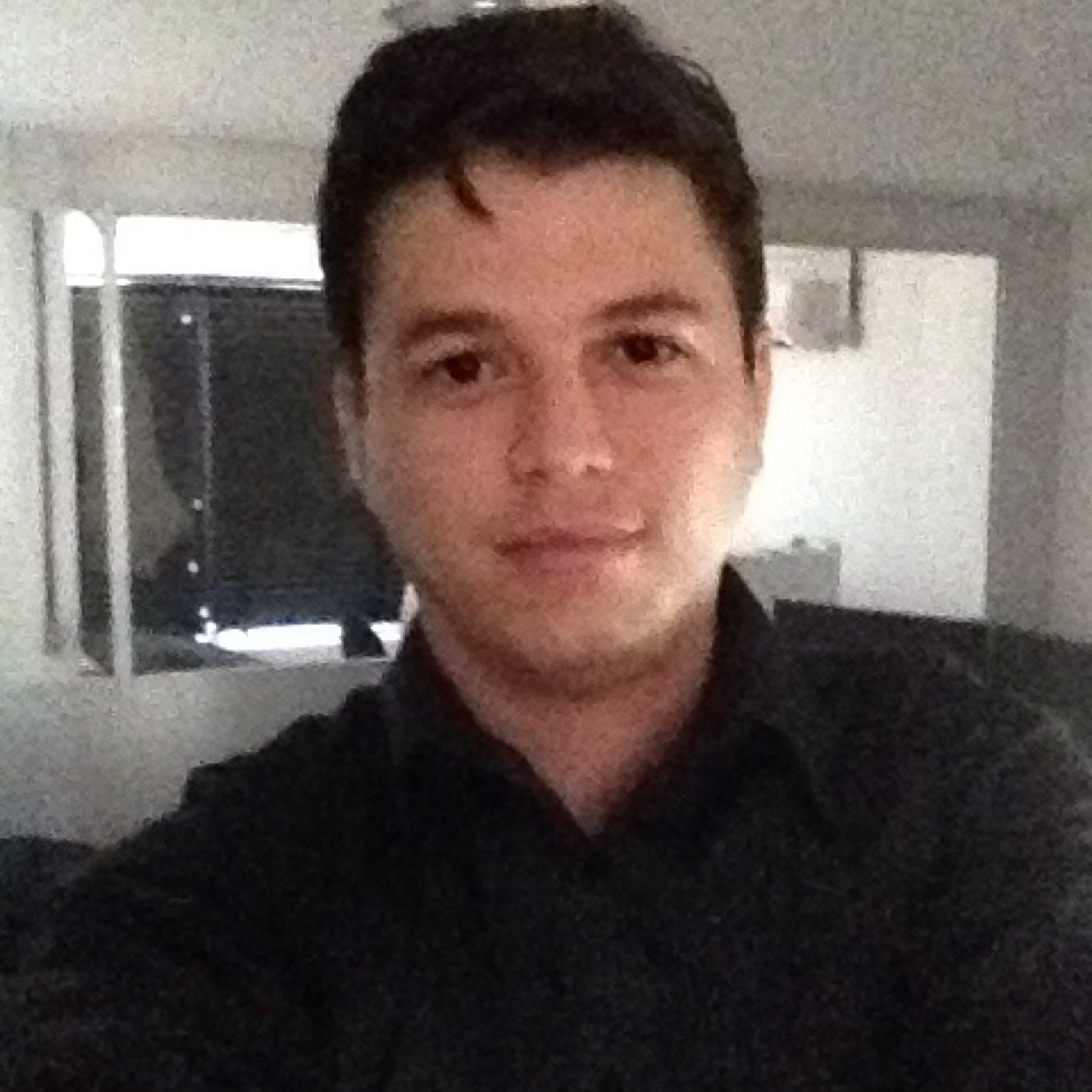 Temente a Deus, Pai, alvinegro, editor de video e conhecido como o rei da gambiarra.