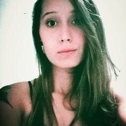 sou louca,meiga,simpática,carinhosa,chata,implicante e meio complicada...mais calma pq pra tudo tem um jeito!!