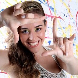 Educadora Física. Em busca de ajudar as pessoas com meus vídeos com dicas (tips) de vários assuntos!:D Amo!