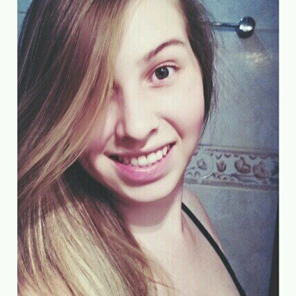“Toda mulher leva um sorriso no rosto e mil segredos no coração.”