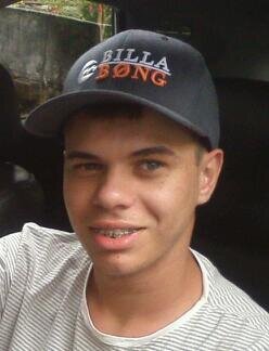 Sorrir não mata. Viver não dói. Abraçar não arde. Beijar não fere. Rir não machuca. Você não tem motivos para não tentar ser feliz.