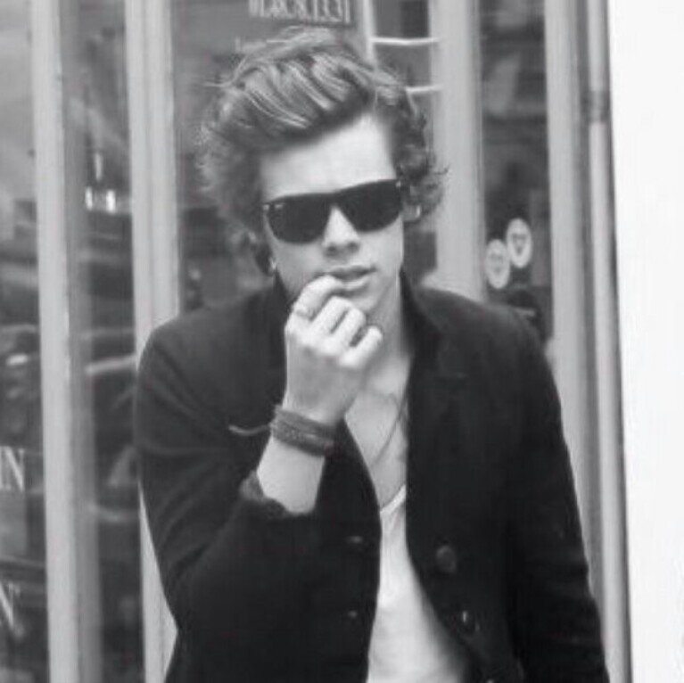 Idk man , I really like boybands, youtubers and food | Larry is real