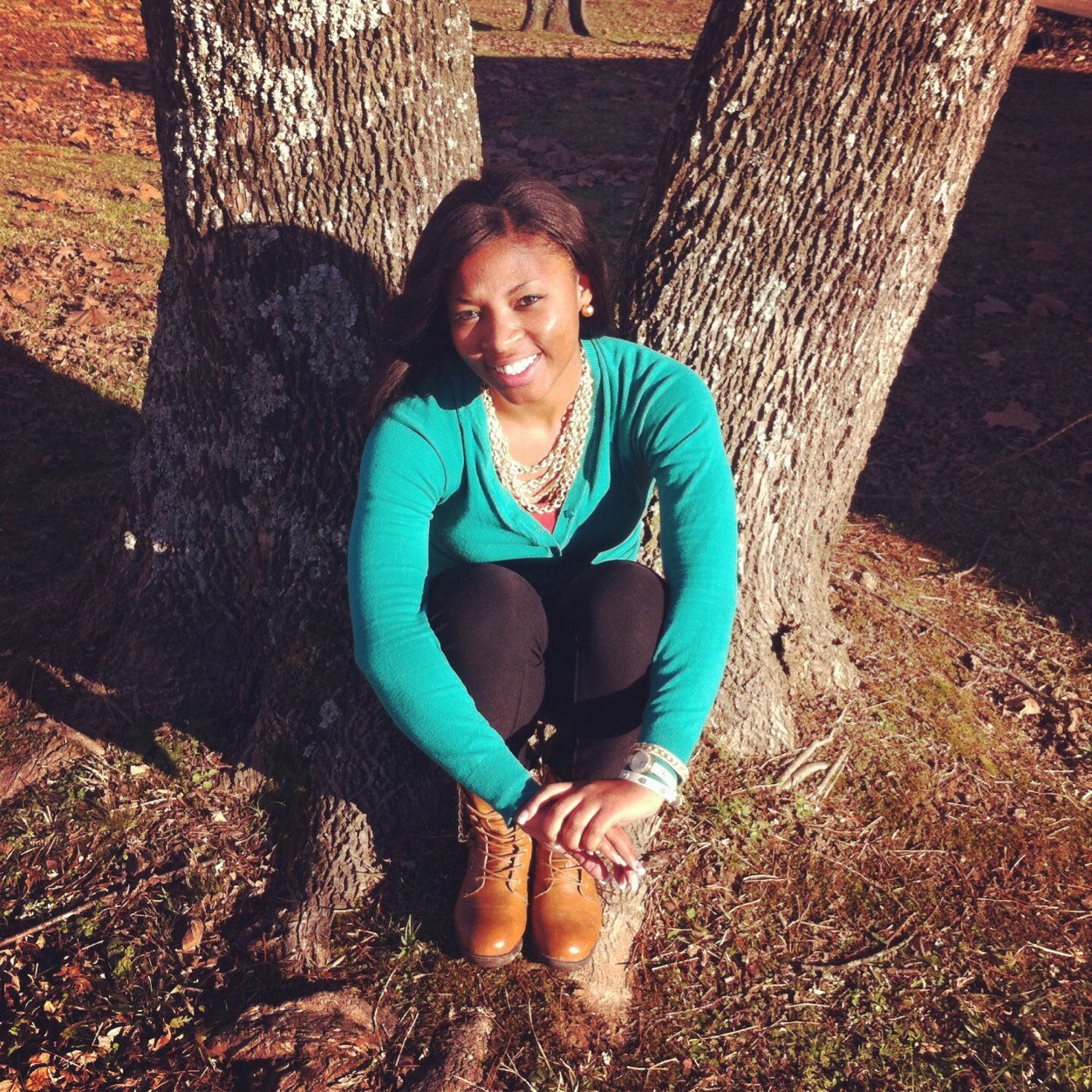 ..short, cute, down to earth, love to laugh, &&i love to smile!  follow me, I WILL FOLLOW BACK!