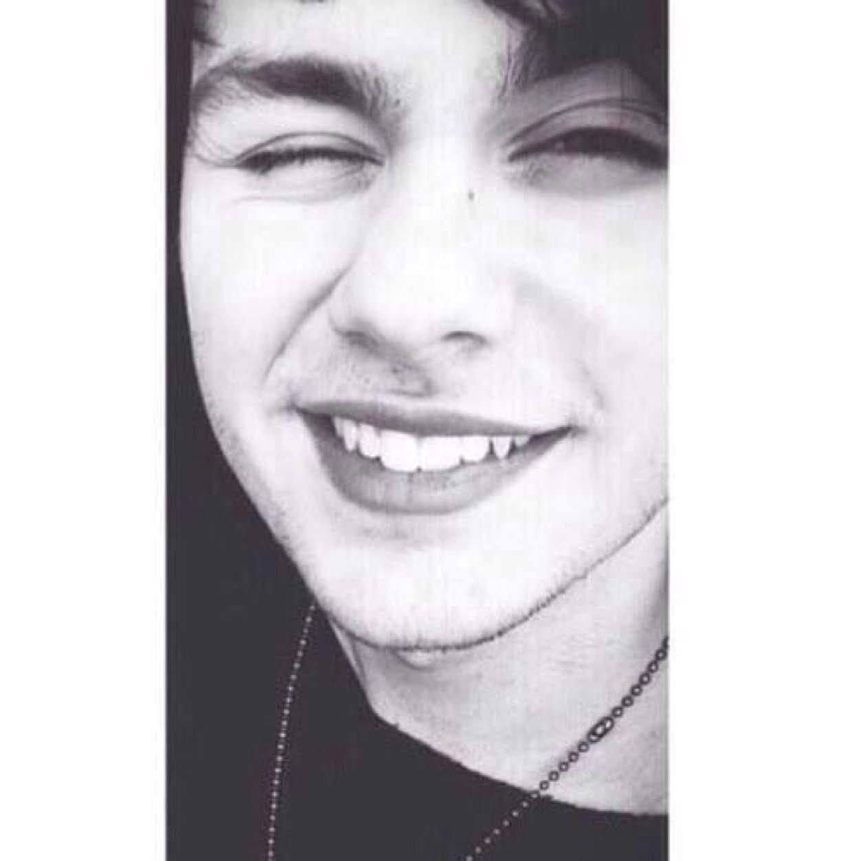 Here is a free follow for you, so maybe follow me on @queencarIy ? ilysm
