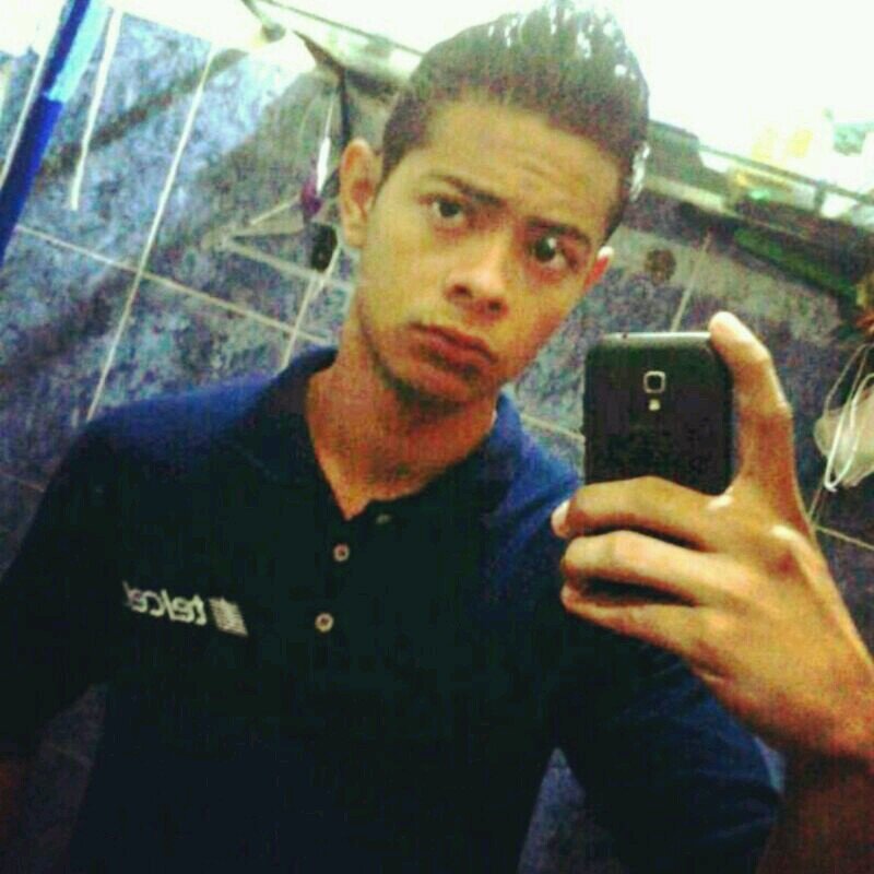 pensar que estamos solos,solos tu y yo♡