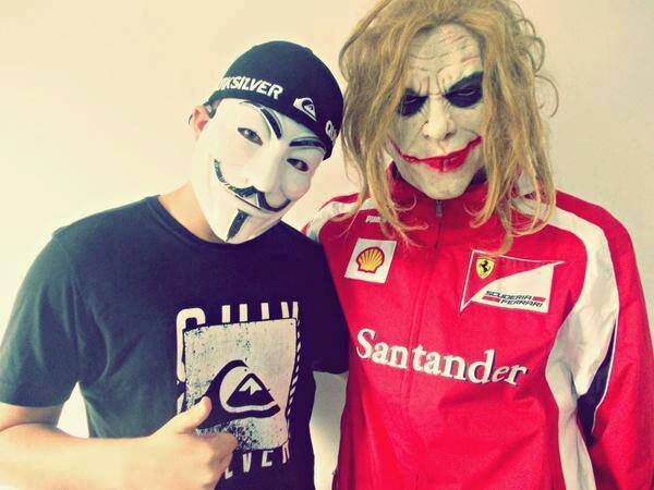 No camarote tô sem camisa e de garrafa na mão.
Os moleque da quebrada...

Mó chavão, mó chavão, mó chavão, mó chavão, mó chavão ♪♫