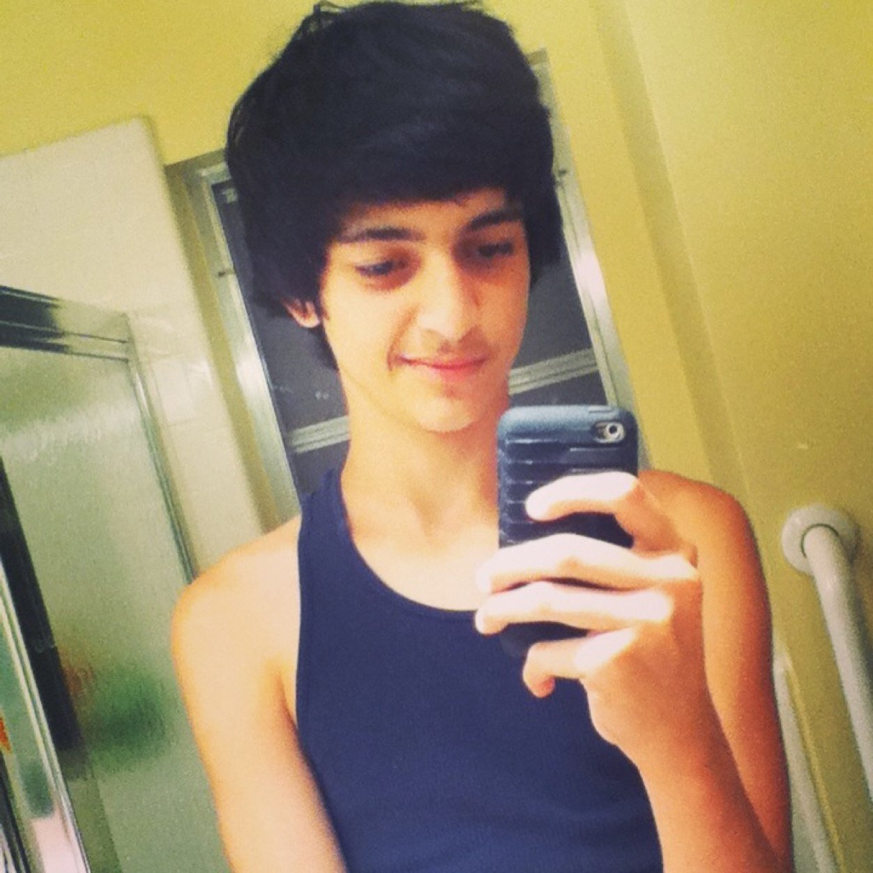 Im a feeder. Ill follow you back if your a feeder or your hot.