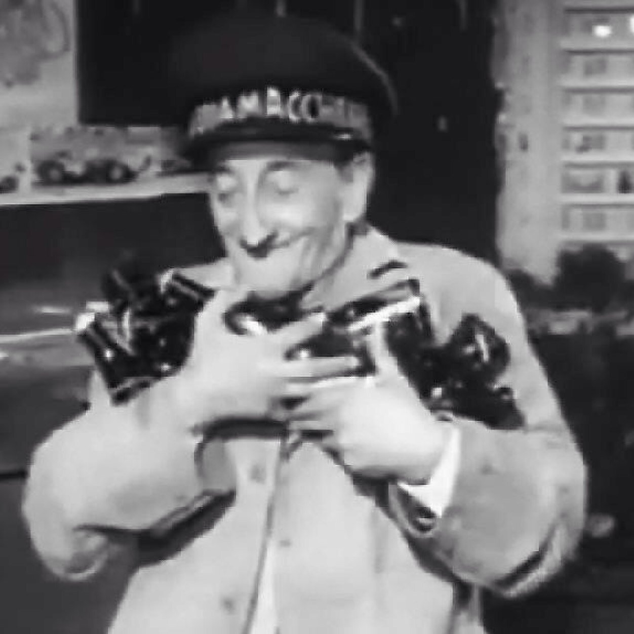 Pilota di stanze, specificamente tinelli. Ha studiato dove non era raccomandabile studiare.