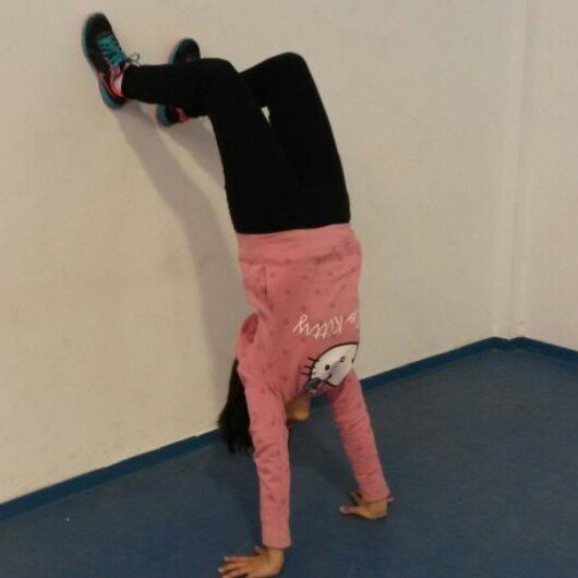 me gusta escuchar musica estar con mis amigas jugar al padel pero mi pasion y por lo que de verdad estoy aqui es la hipica!!!! 3