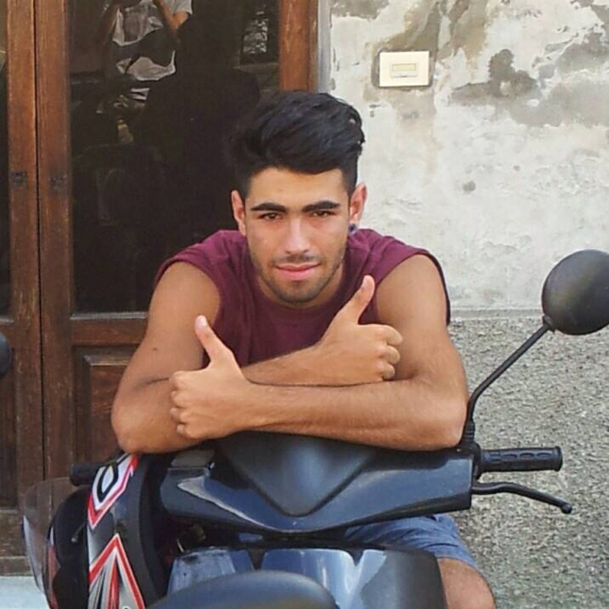 È come quando tutto crolla e tu vorresti un abbraccio, uno di quelli che non hanno bisogno di parole. Uno di quelli che dici grazie a Dio qualcuno capisce