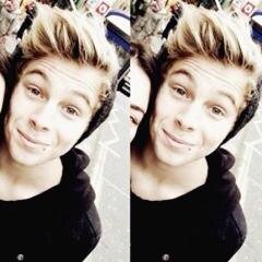 Hiiii please follow @lukeispunk and if you want ask her for a dm to 5/4 of 5SOS :) ily