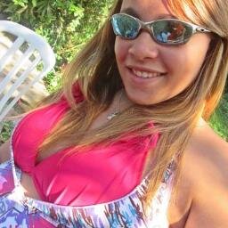 Sou ciumenta, possessiva, besta, insegura, chorona, festeira, irônica, sonhadora, engraçada, amiga, exagerada, dramática, louca pelo  @DALESTEMF e @Njr92  s222*