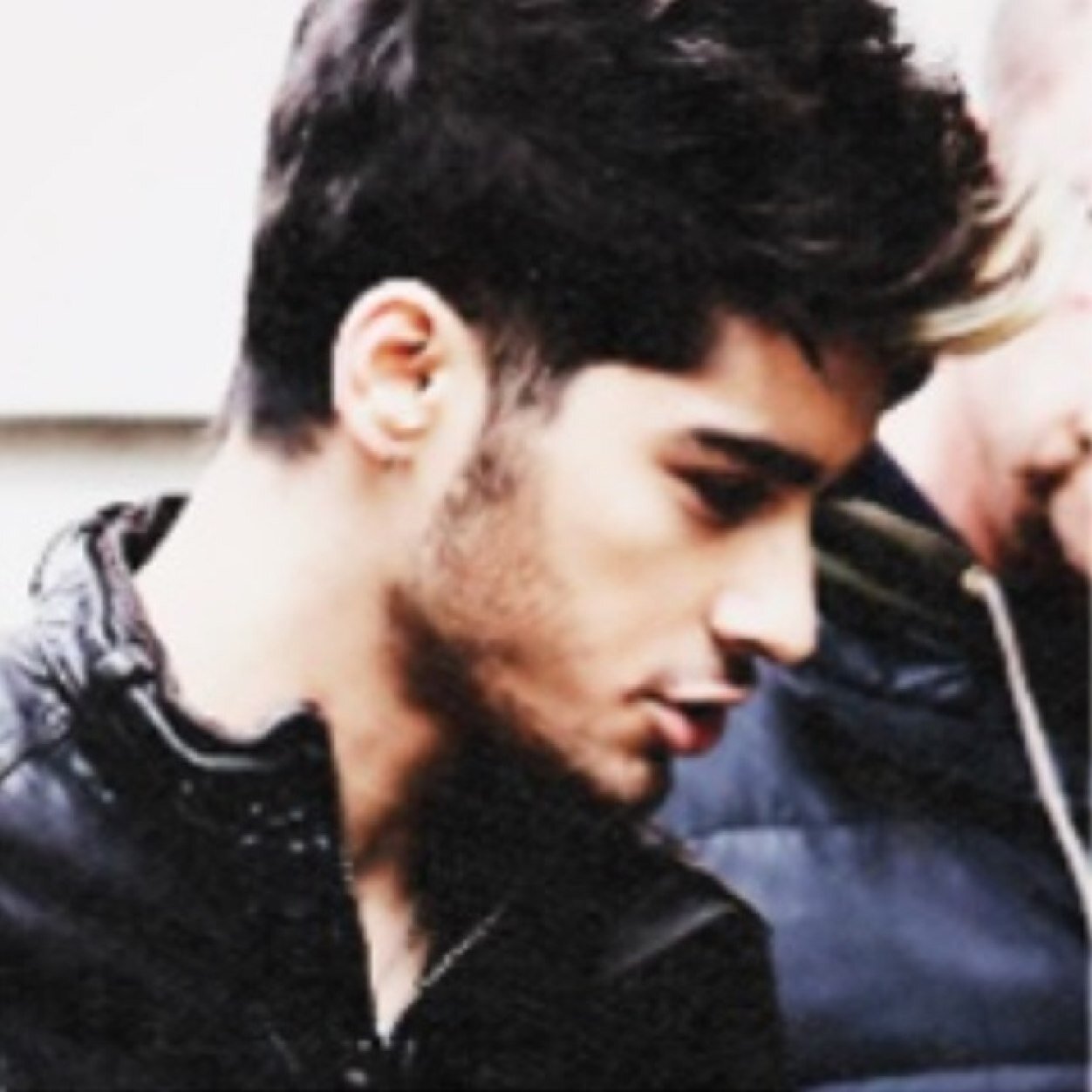 Free follow please follow back and help me reach my goal on @hakunaziam thanks ily