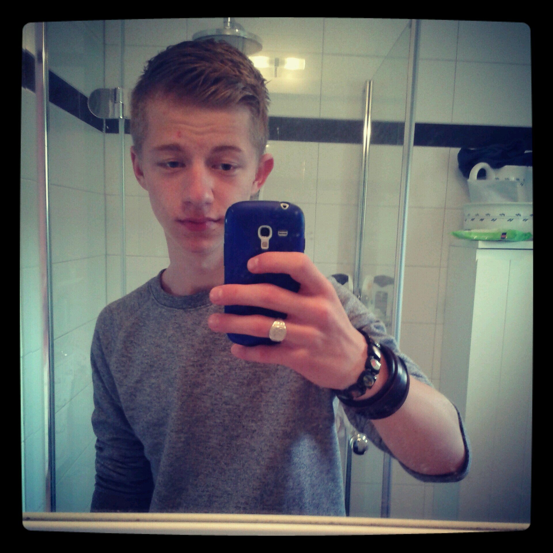 17 jaar/ w'app: dm me;)/ you only know what you miss when it's gone/don't make a girl a promise you can't keep/ the only way is up/ ps3 naam: JeroenWietFiets
