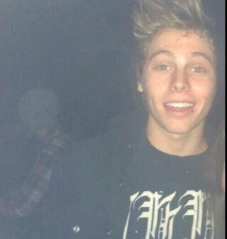 Luke will follow you, I promise. It may take time but it will happen. Don't give up, babe. Follow @KINGCLIFF0RD. Ask for a follow back if I don't automatically.