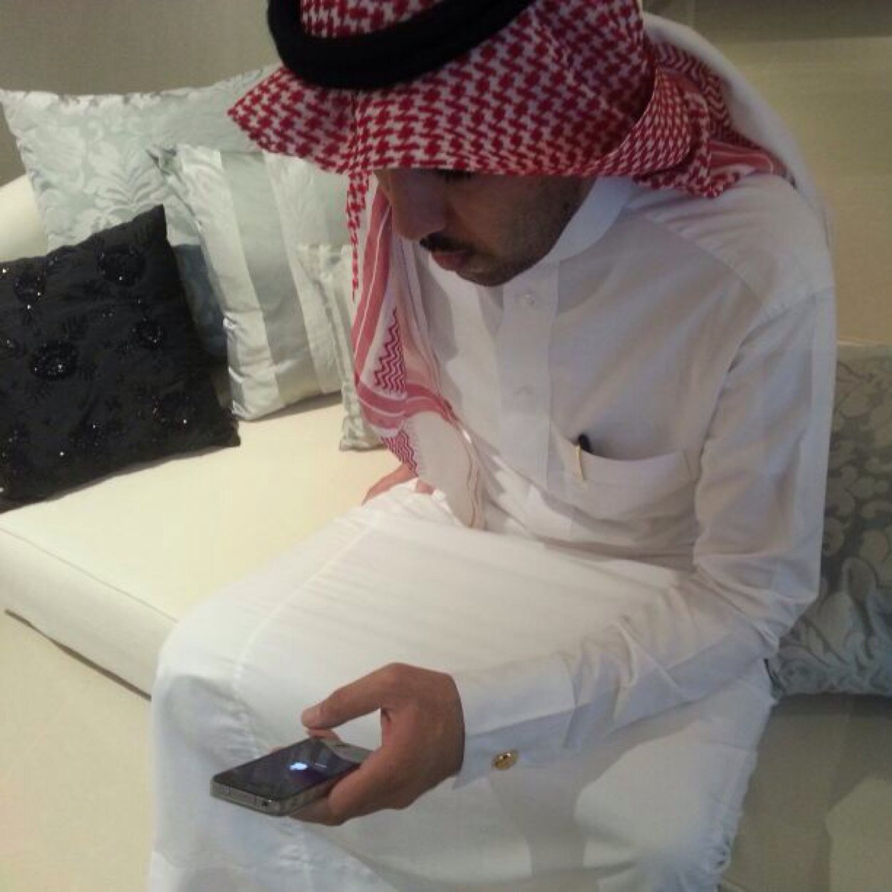 اذا امتلأت كف اللئيم من الغنى تمايل إعجاباً وقال أنا أنا &لكن الكريم الاصيل كالغصن كلماتحمّل أثماراً تواضع وانحنى