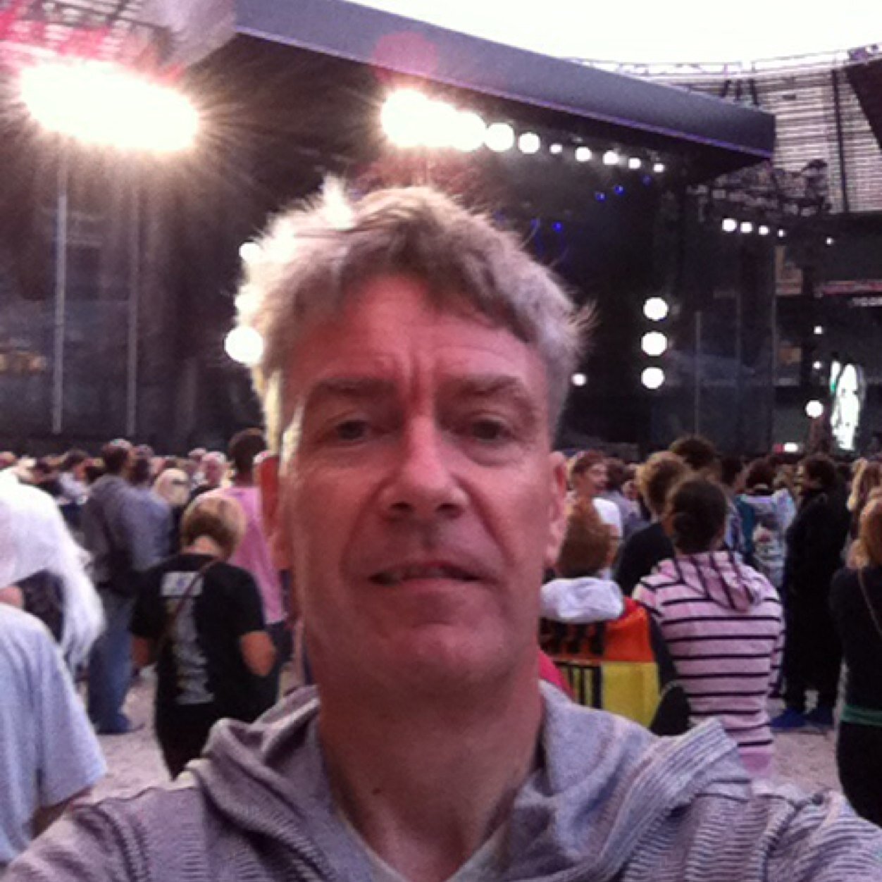Professional guy in London keen on music, tennis and the arts. Aspiring writer and story teller. New play Addict at EdFringe August 2024.