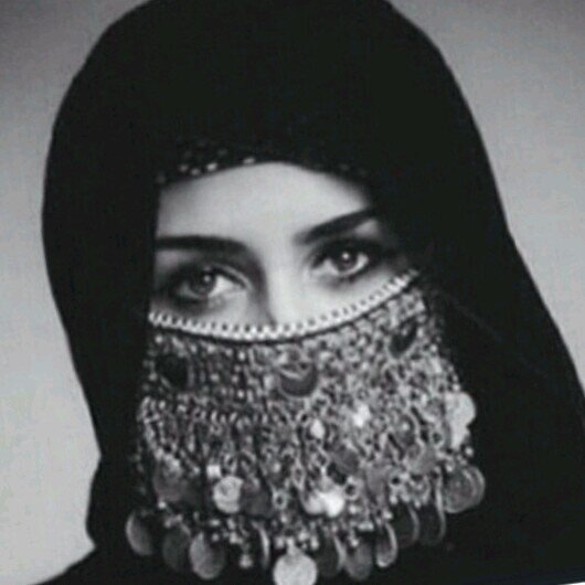 ‏‏‏‏‏ماني من اللي يرمي العيـب بالعيــب ولا من .. أطباعي  أرد الشتيمه دامگ معي .. ثعلــب أنا معگ ذيــبه والله يجازي مـن بدى .. بالظليمـــه .. متذوقه للشعر♥
