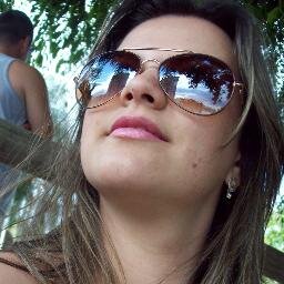 Uma pessoa q adoro se divertir , Adoro pessoas Verdadeira , Se quiser me conhecer de verdade de segue e sabera ;p .