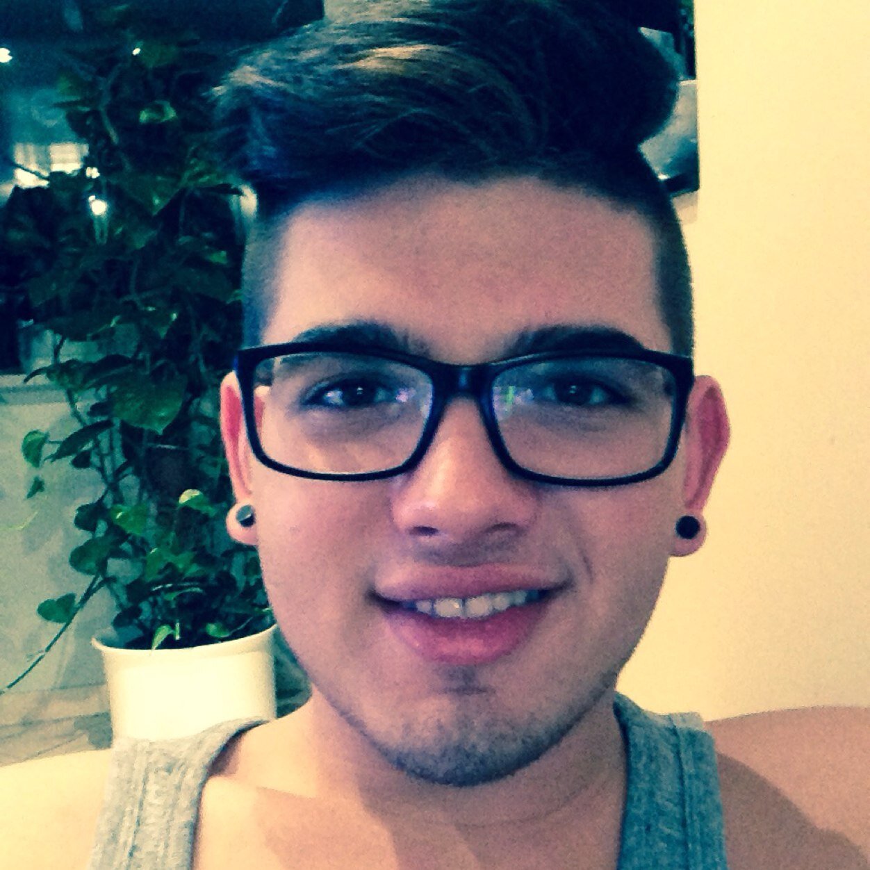 Follow me i follow BaCK :)