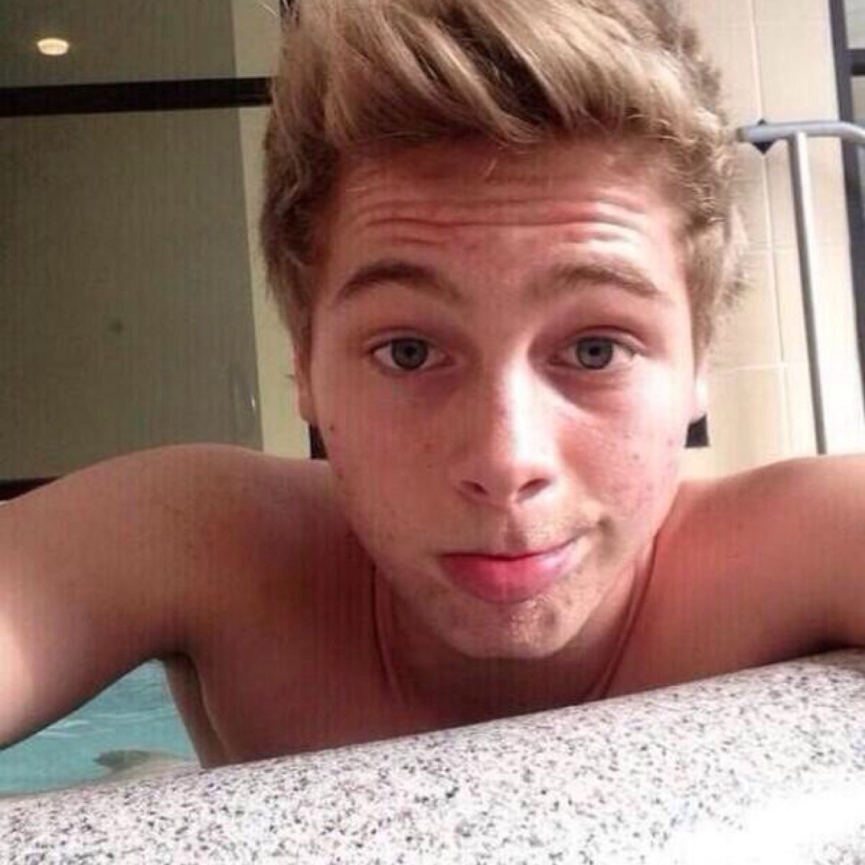 ruby5SOS_'s profile picture. Please follow @calumflavoured x