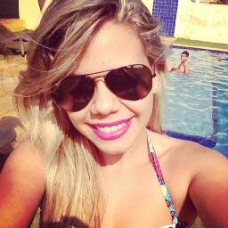 “Sorrir não mata. Viver não dói. Abraçar não arde. Beijar não fere. Rir não machuca. Você não tem motivos para não tentar ser feliz”.