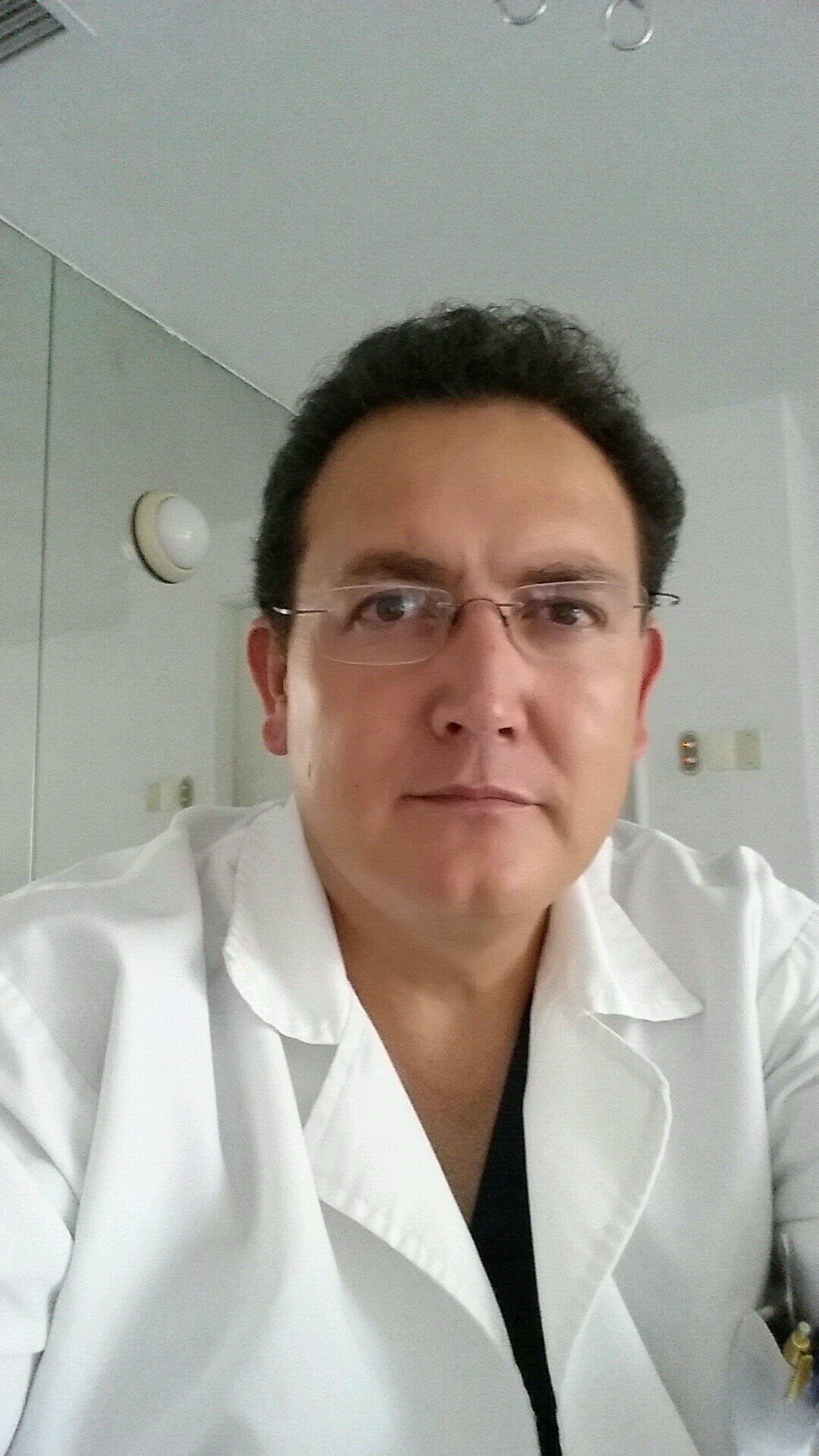 investigador en Ciencias Biomédicas y  Ozonoterapista certificado