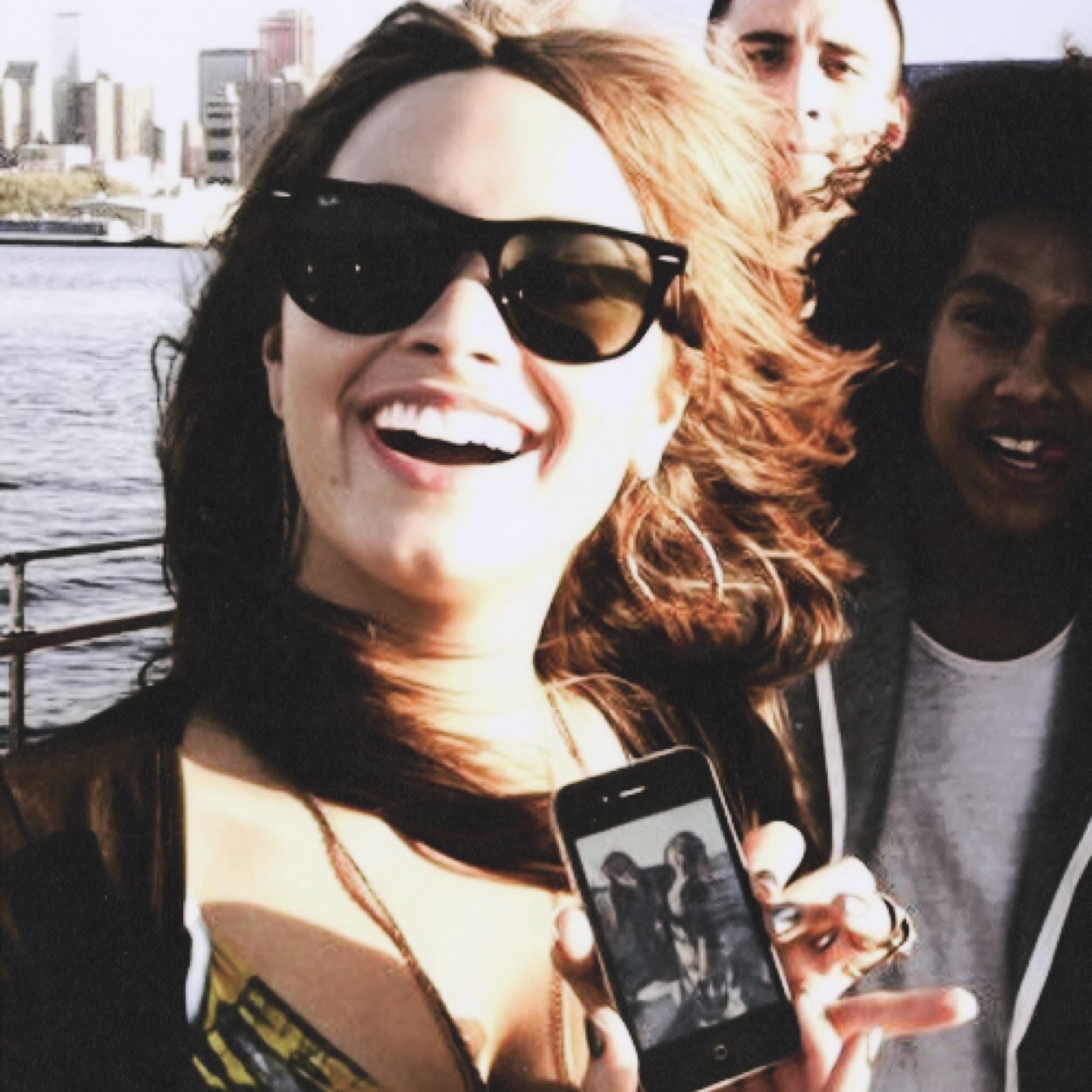 Lovatics, Smilers, Beliebers, Brazilians, in love. @ddlovato @MileyCyrus @justinbieber we love u. Kiss @lara_cardosoo @giuliamazochi & @mari_cmagalhaes
