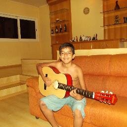 Sou loko, carinhoso, tenho 13 anos, e sou amigável e na hora de dormir eu não tenho :)