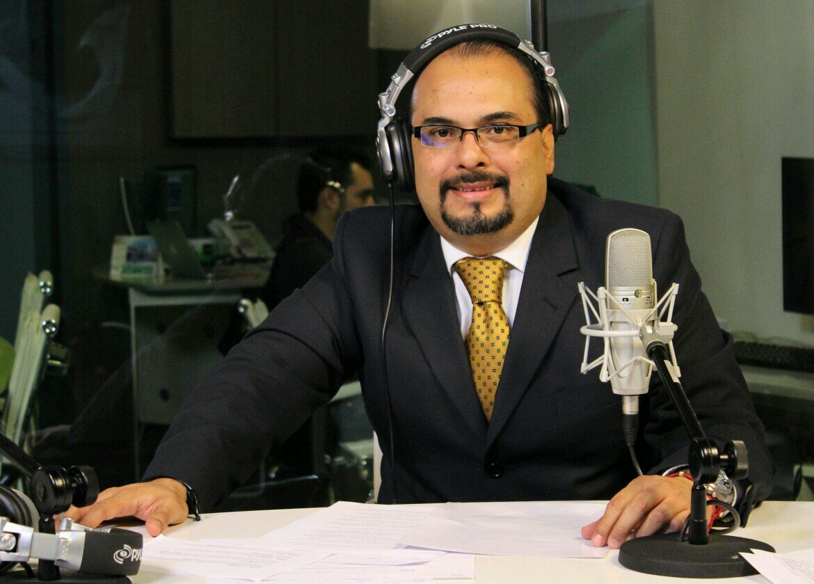 Maestro en Gobierno y Administración Pública,L.A.E., Director Editorial y conductor de Avanoticias, colaborador del Diario El Portal