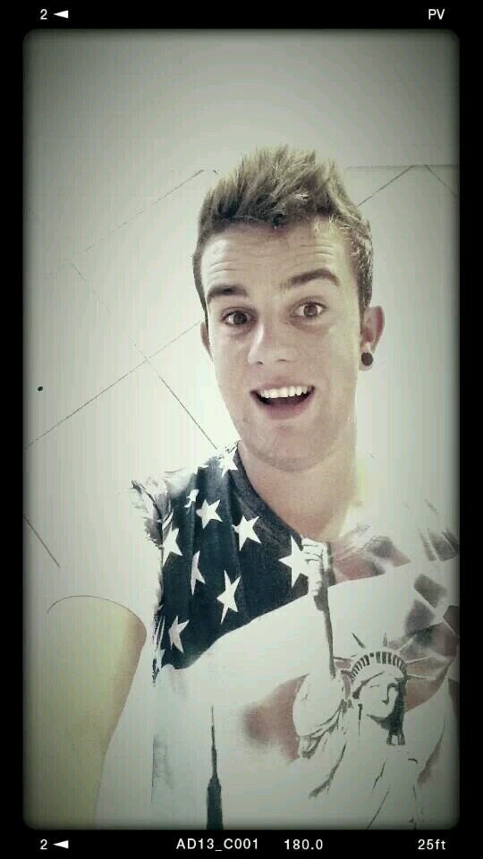 DaarlaannGotz's profile picture. Posso ser auto_ajuda ou auto_destruição.                            Depende do estágio em que você http://t.co/30sLuJioXb