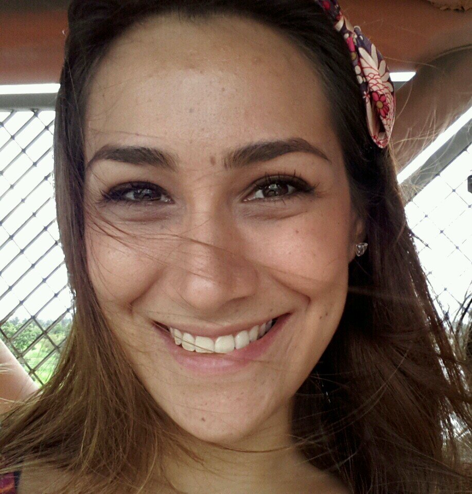 Soy gemela, me encantan los animales, la naturaleza, el cine, la Arquitectura y los juegos de destreza.. ah! y adoro el maquillaje