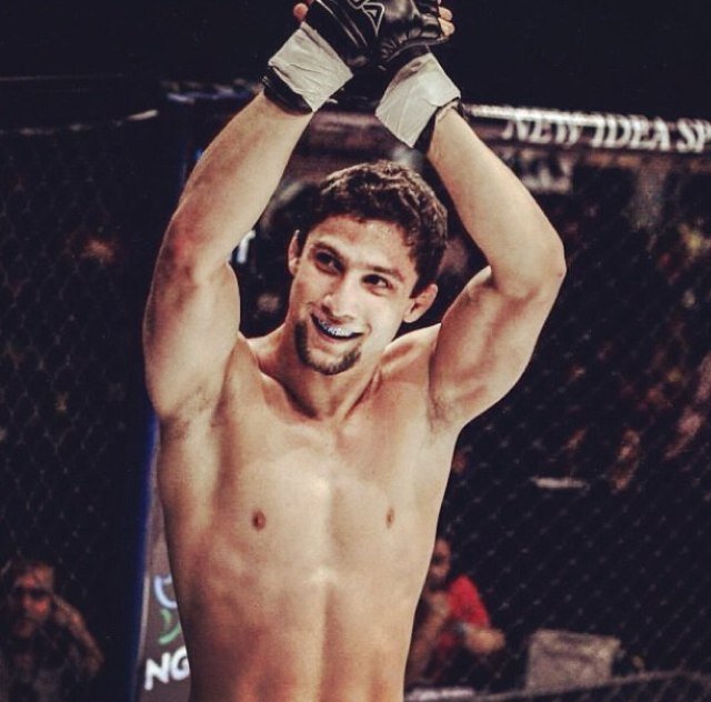 ▪️ UFC Fighter @ufc ▪️ Chute Boxe / Diego Lima ➖ Muay Thai Black Belt ▪️ 125 LBS