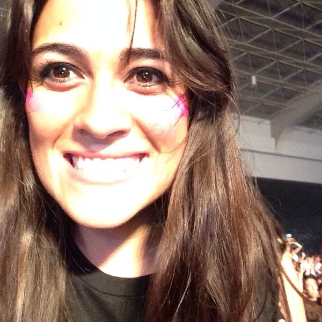 furia_travesi's profile picture. Mas vale decir me acuerdo a me imagino.Lo mejor de la vida despeina.Creo en  el amor a primera risa. Ya no sé de dónde piratear más frases.