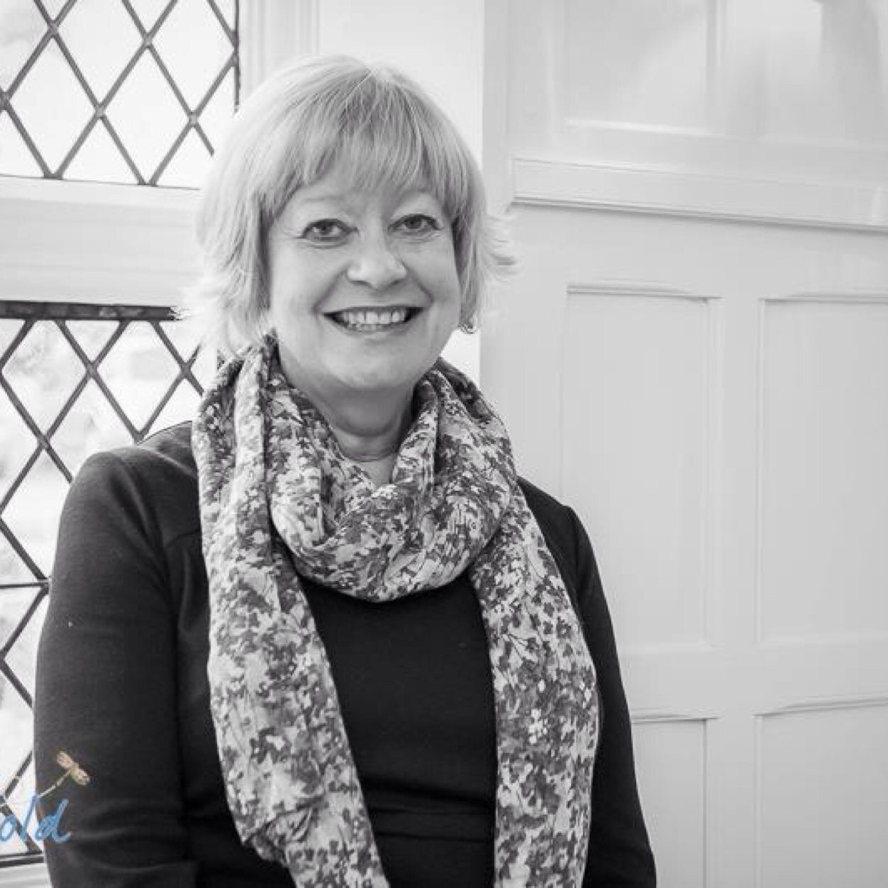 de_va40's profile picture. Virtual Assistant who supports Complementary Therapists and Coaches to focus on getting greater results. Mum who loves the theatre, music and all things French.