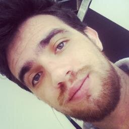 Jovem apaixonado pela vida e por sua mulher, que adora rir e fazer as pessoas rirem também