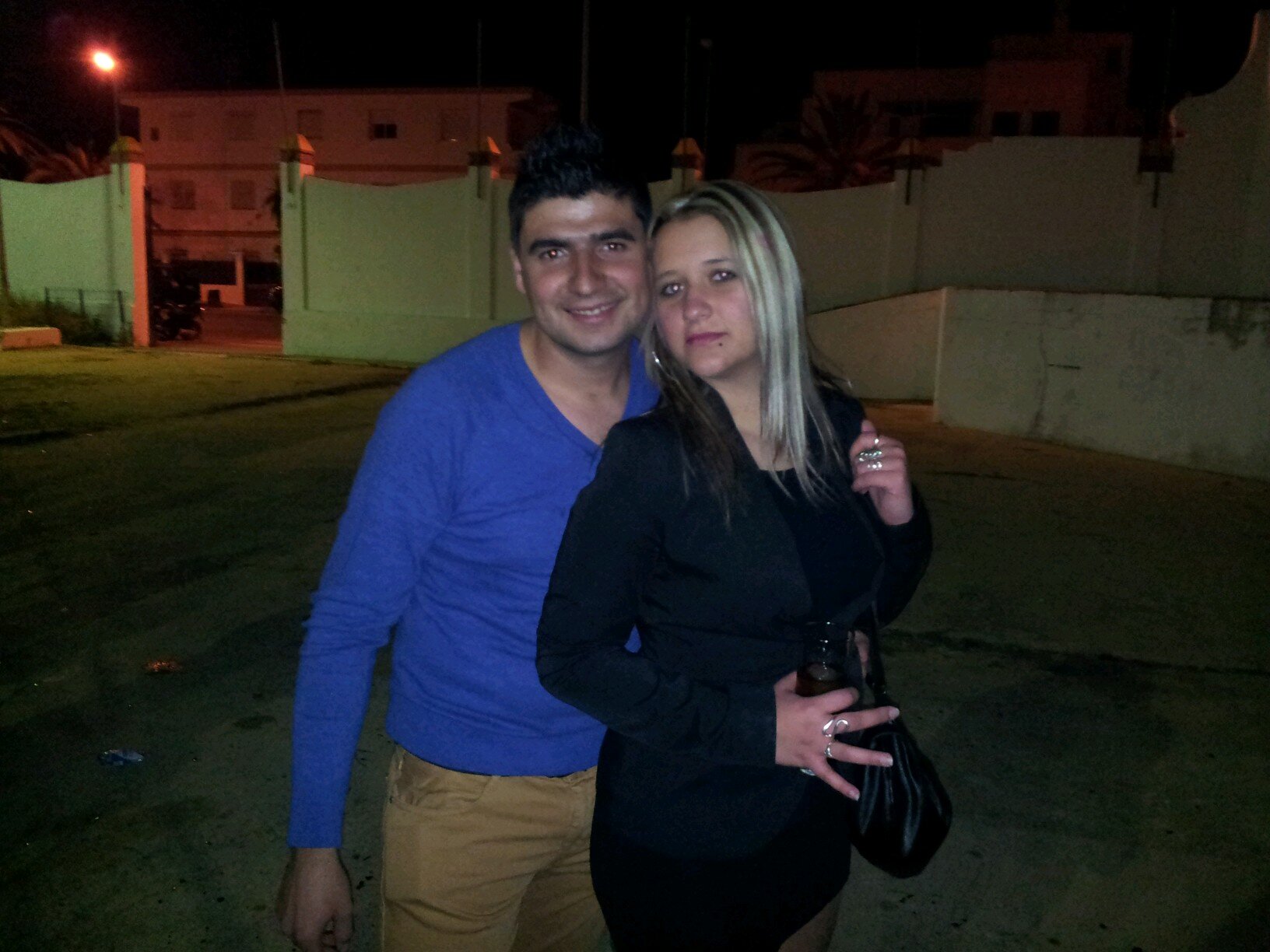super feliz al lao de la mujer k amoo