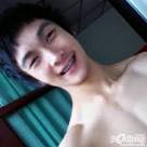 เป็นคนอาลมดี ตลกกวนตีนใจร้อนชอบแข่งรถชอบแต่งรถท้องชายพี่ท๊อปที่สำคัญยังโสด