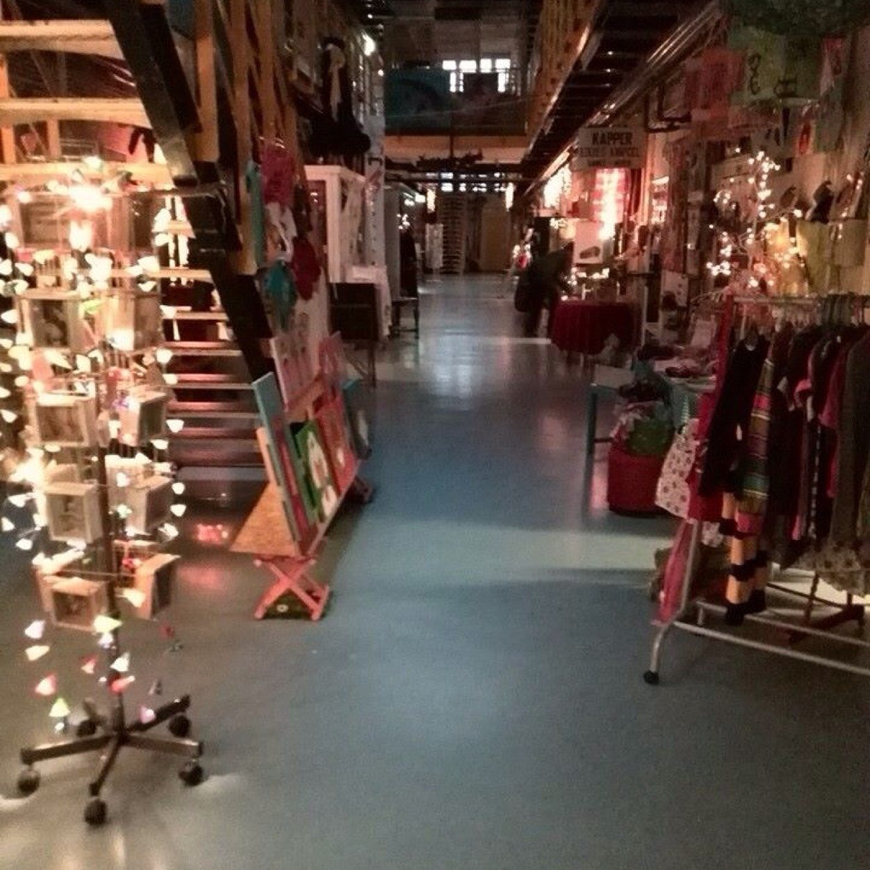 Winkelstraat in blokhuispoort met kunst en leuke kadootjes binnen de oude gevangenis in hartje leeuwarden. GRATIS toegang!!
Open: ma - vr 9-17 za 12 -17 uur