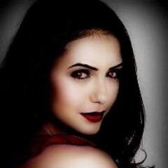 (vampira) seductora . sexy.intelijente .y malvada pero si vs sos bueno con migo podemos llegar a ser amigo uyo de klaus milkenson