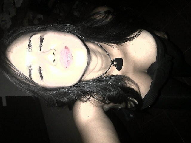 Doy garacias a Dios x mi flia q s lo q mas amo!Adoro la musik!Mi pasión s Kntar!Creo en Dios/Amor!Moriré so*adora!