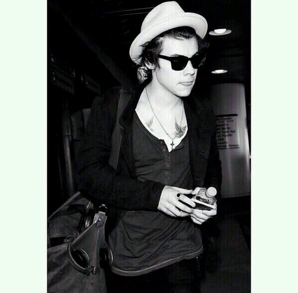 H-hi, I'm Harry. Rp (Multi Rp)/Fl/Bi/Sex slave for @faking_whore_/Single.