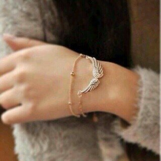 صوت اشواقي من الاصوات الحنونةه اللي مخصصةه للعافيةه ولمن اسمعها يبتسم قلبي من جوا