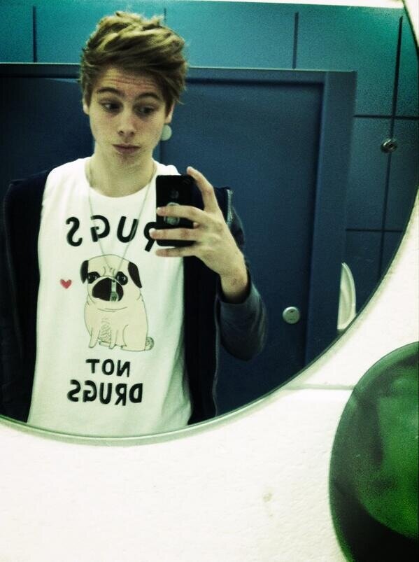 Free follow! Follow my main account @HemmoCraic, I will follow back :)
