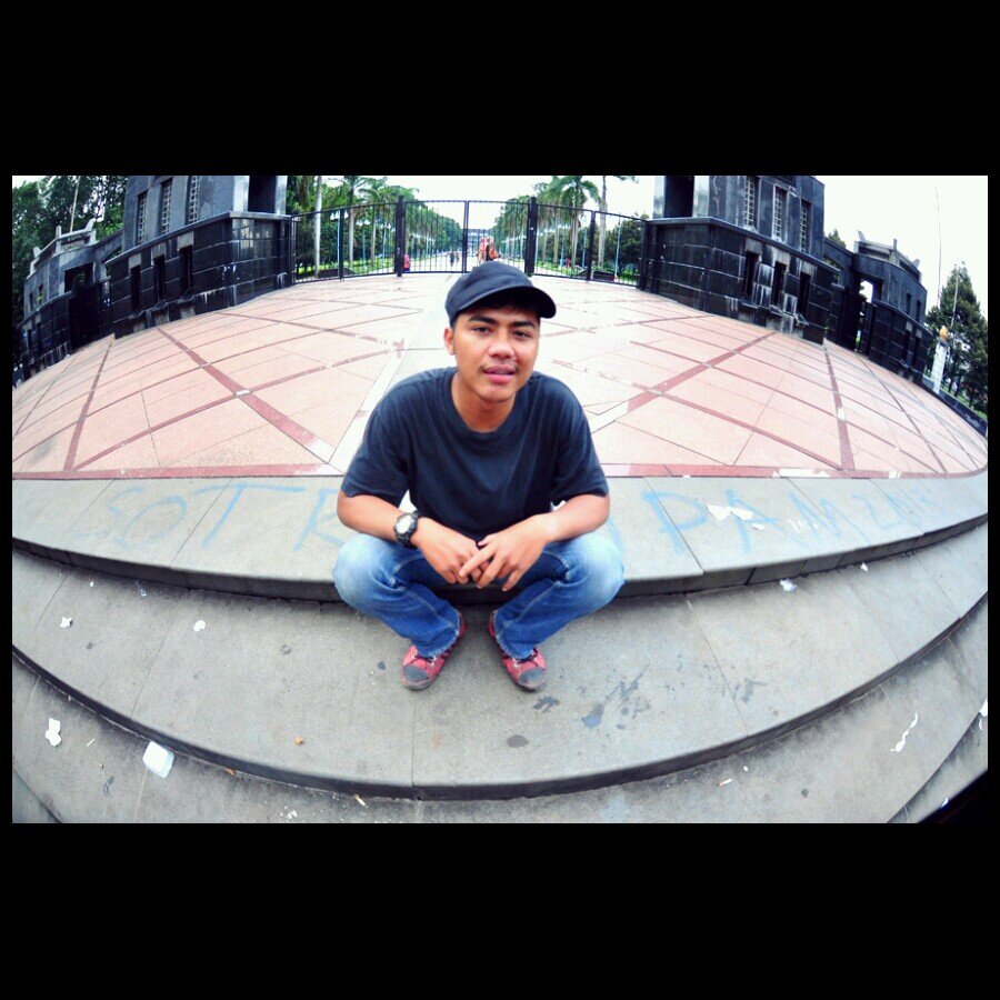 derrycodet's profile picture. Jangan ingin hidup individu !!!