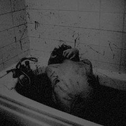 Él finge una sonrisa, llora todas las noches, vomita cada día, tiene cortes en su muñeca y piensa en el suicidio, pero tranquilos, esta bien.