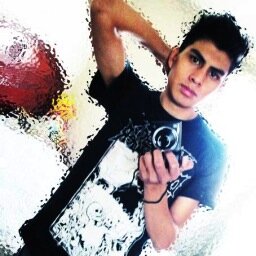 24 años - Diseñador - Fotógrafo - Ilustrador - Bajista - Longboard rider amateur -  Soñador - Idealista - Estúpido - Gracioso - Romántico.