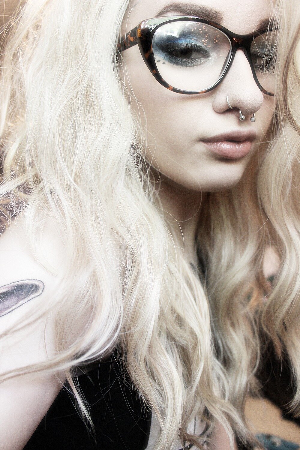 _rav3r__tumblr's profile picture. how do i manage to make such a mess of my room when all i do is sit in one spot for 24 hours